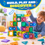 Kind baut eine Kugelbahn mit Magnetic Tiles Marble Adventure