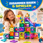 Eltern und Kind bauen gemeinsam mit den magnetischen Bausteinen Marmor-Abenteuerbahn