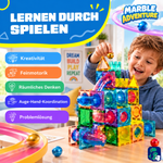 Kind spielt mit den magnetischen Bausteinen Marmor-Abenteuerbahn: gut für Kreativität, Feinmotorik und räumliches Denken