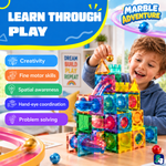 Kind spielt mit Magnetic Tiles Marble Adventure: gut für Kreativität, Feinmotorik und räumliches Vorstellungsvermögen