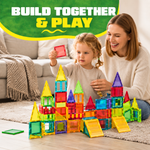 Eltern und Kind bauen gemeinsam mit Magnetic Tiles Build & Beyond