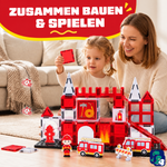 Eltern und Kind bauen gemeinsam mit den magnetischen Bausteinen Feuerwehr