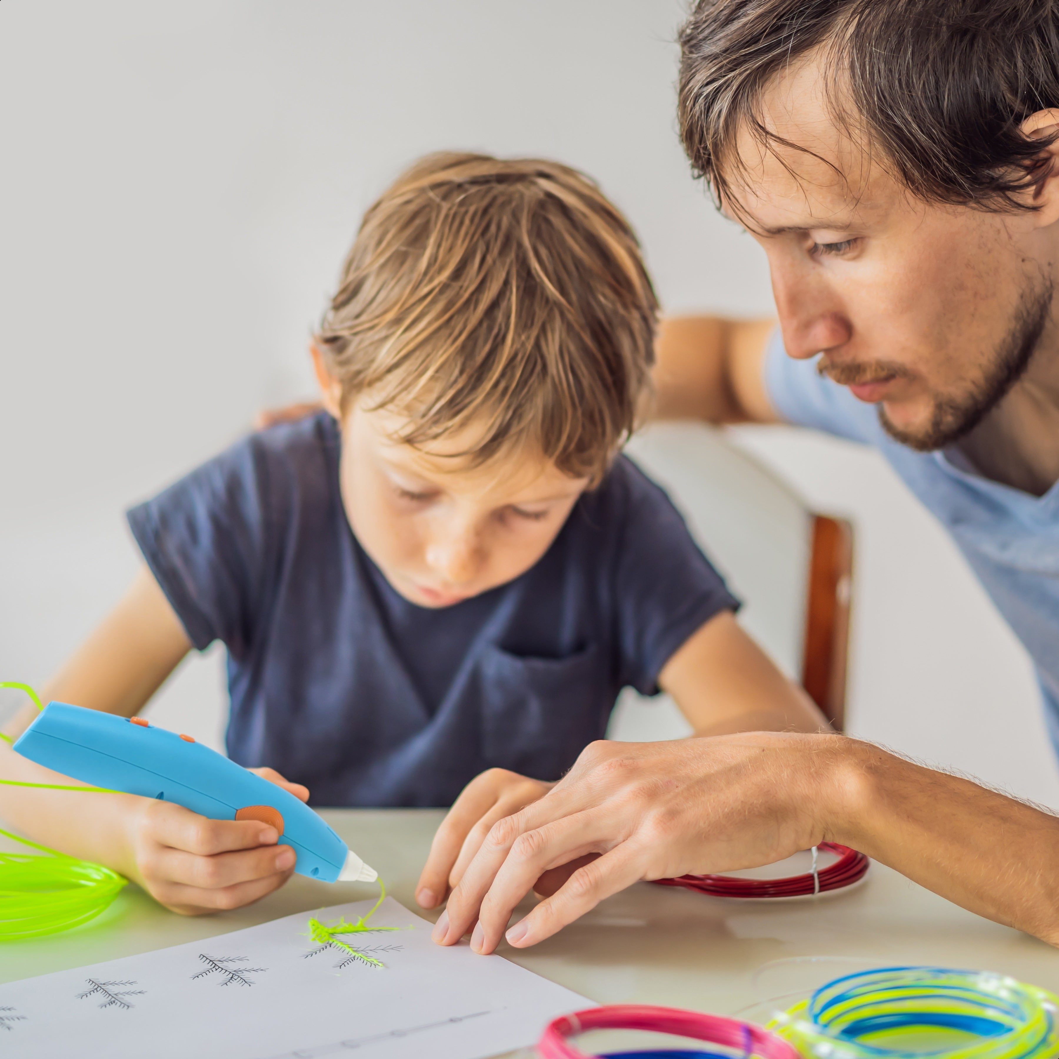 Kind bouwt een rijdende auto met de blauwe 3D Pen Race Kit van Fits4Kids