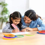 Moeder en kind tekenen samen met de 3D Pen Race Kit van Fits4Kids