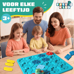 Familie spielt gemeinsam das Labyrinth-Puzzle, ab 3 Jahren
