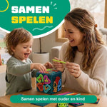 Moeder en kind spelen samen met de Fidget Draden bouwset van Fits4Kids