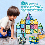 Kind bouwt vrolijk met Magnetic Tiles Kaleidoscopic Creations van Fits4Kids