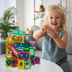 Meisje bouwt vrolijk met Magnetic Tiles Marble Run van Fits4Kids