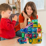 Moeder en kind spelen samen met Magnetic Tiles Marble Run van Fits4Kids