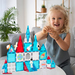 Meisje bouwt vrolijk met Magnetic Tiles van Fits4Kids