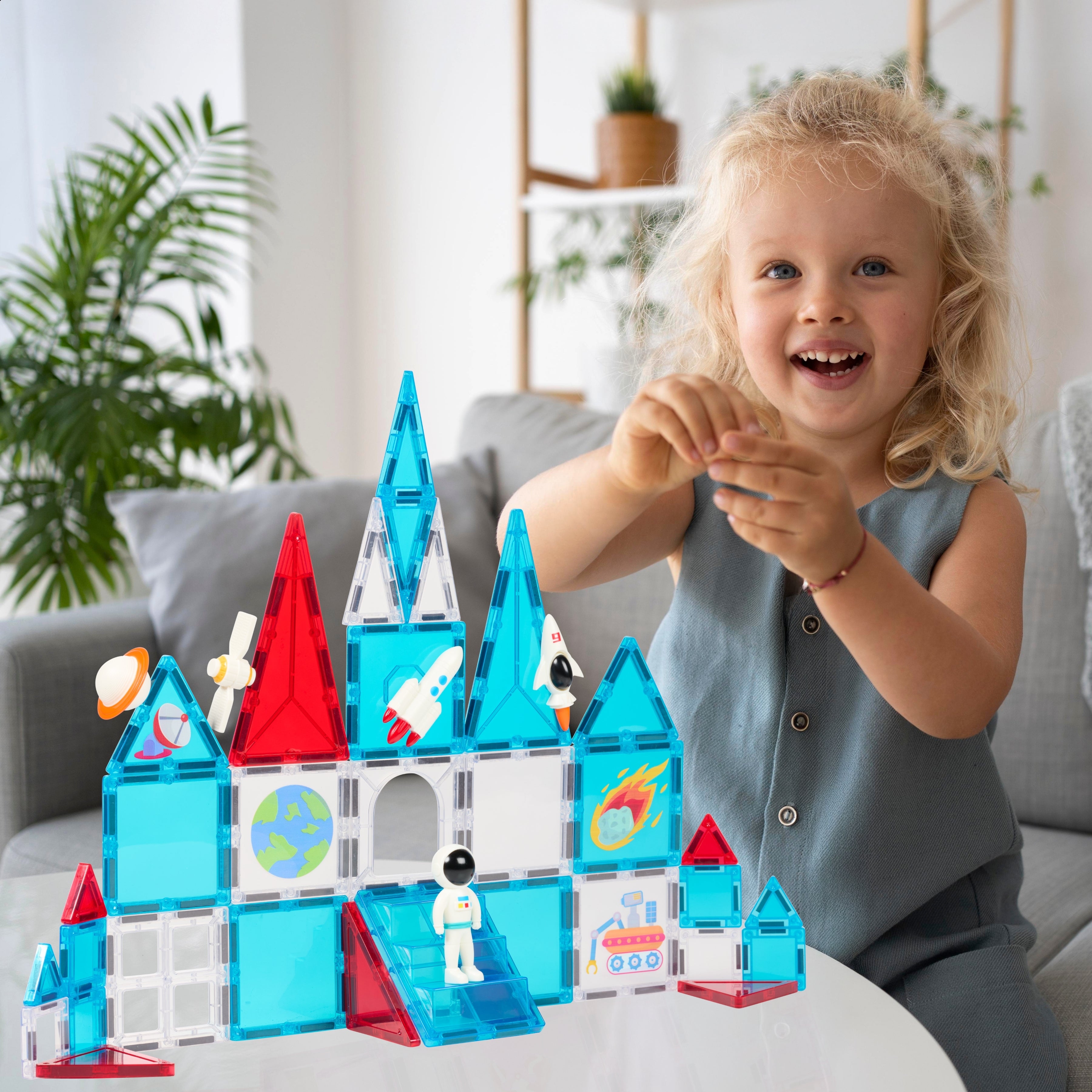 Meisje bouwt vrolijk met Magnetic Tiles van Fits4Kids