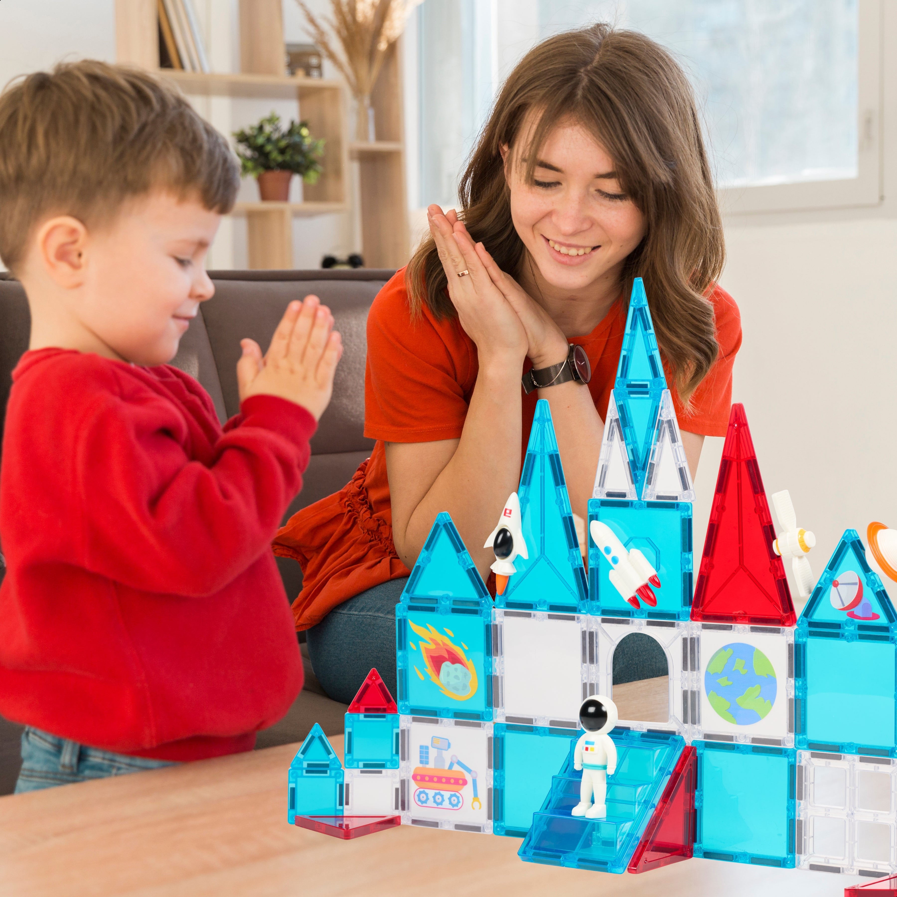 Moeder en kind spelen samen met Magnetic Tiles van Fits4Kids