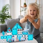 Meisje bouwt vrolijk met Magnetic Tiles Police Patrol HQ van Fits4Kids