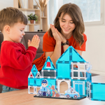 Moeder en kind spelen samen met Magnetic Tiles Police Patrol HQ van Fits4Kids