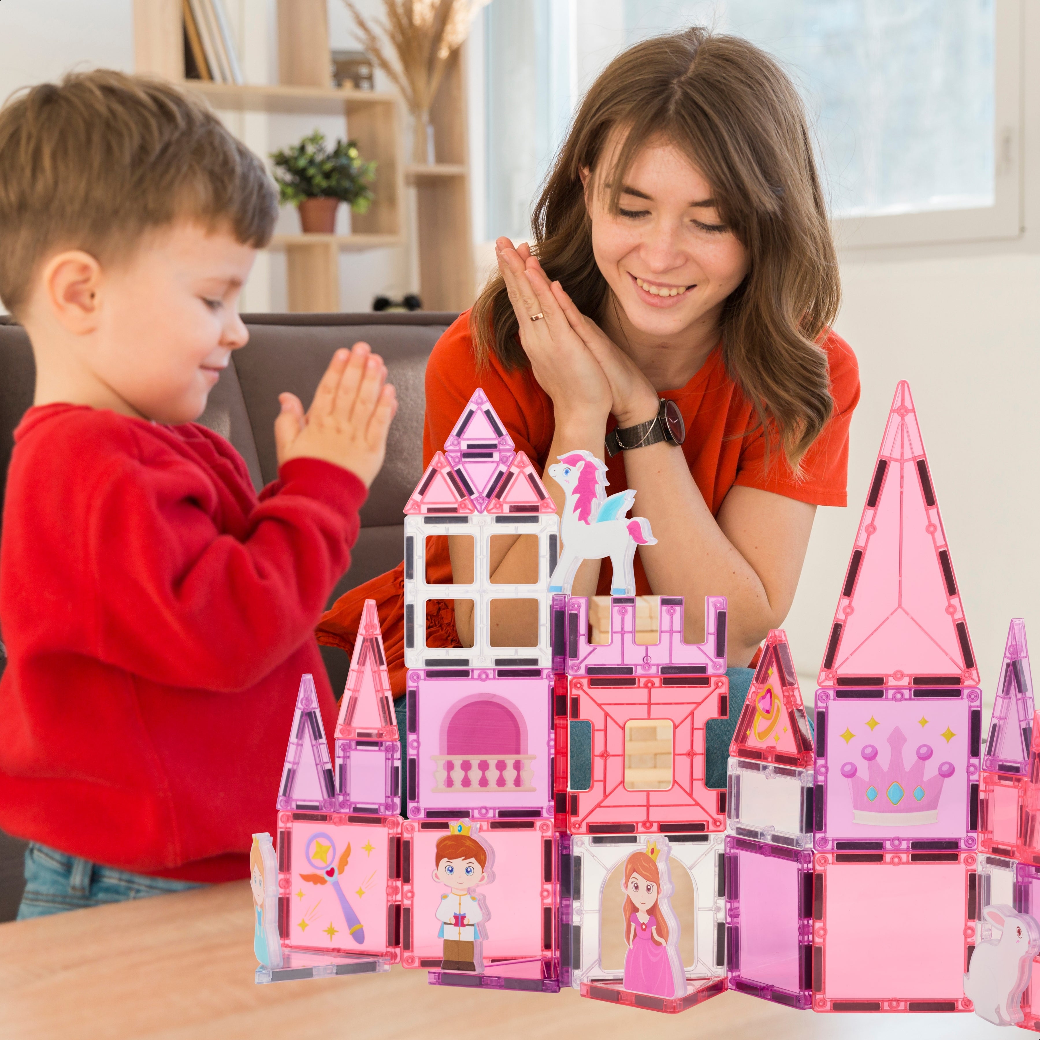 Moeder en kind spelen samen met Magnetic Tiles Princess Paradise van Fits4Kids