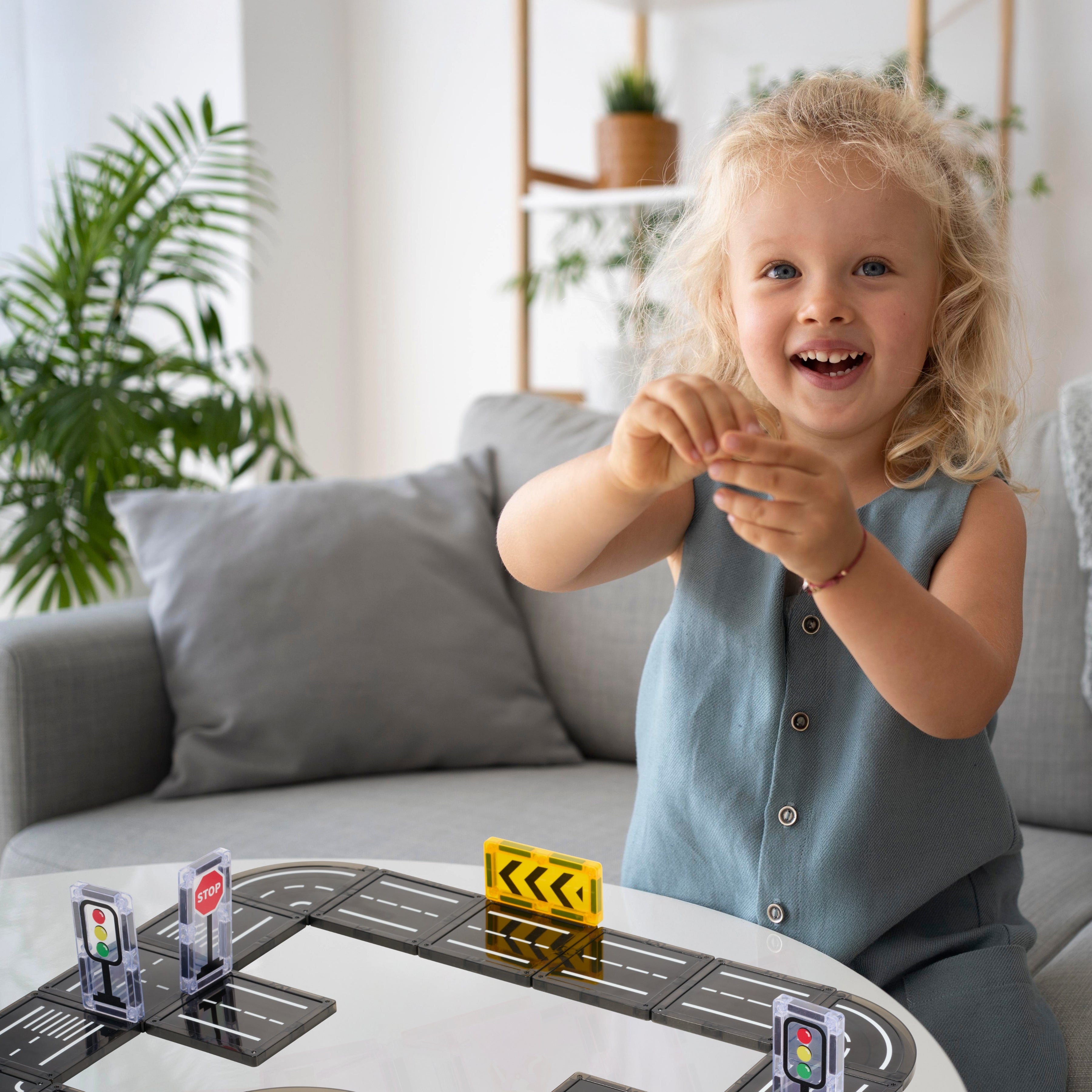 Meisje bouwt vrolijk met Magnetic Tiles Road Trip Rally van Fits4Kids