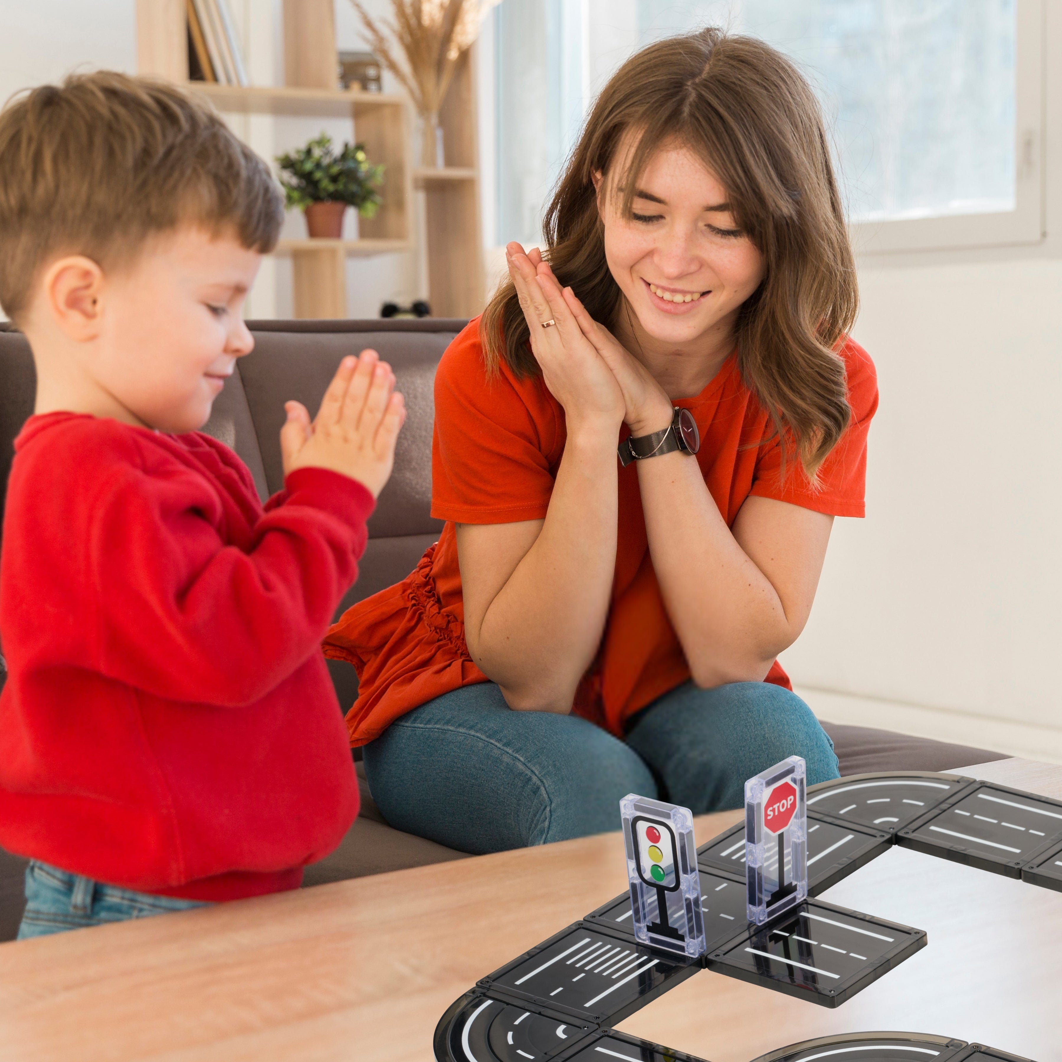 Moeder en kind spelen samen met Magnetic Tiles Road Trip Rally van Fits4Kids